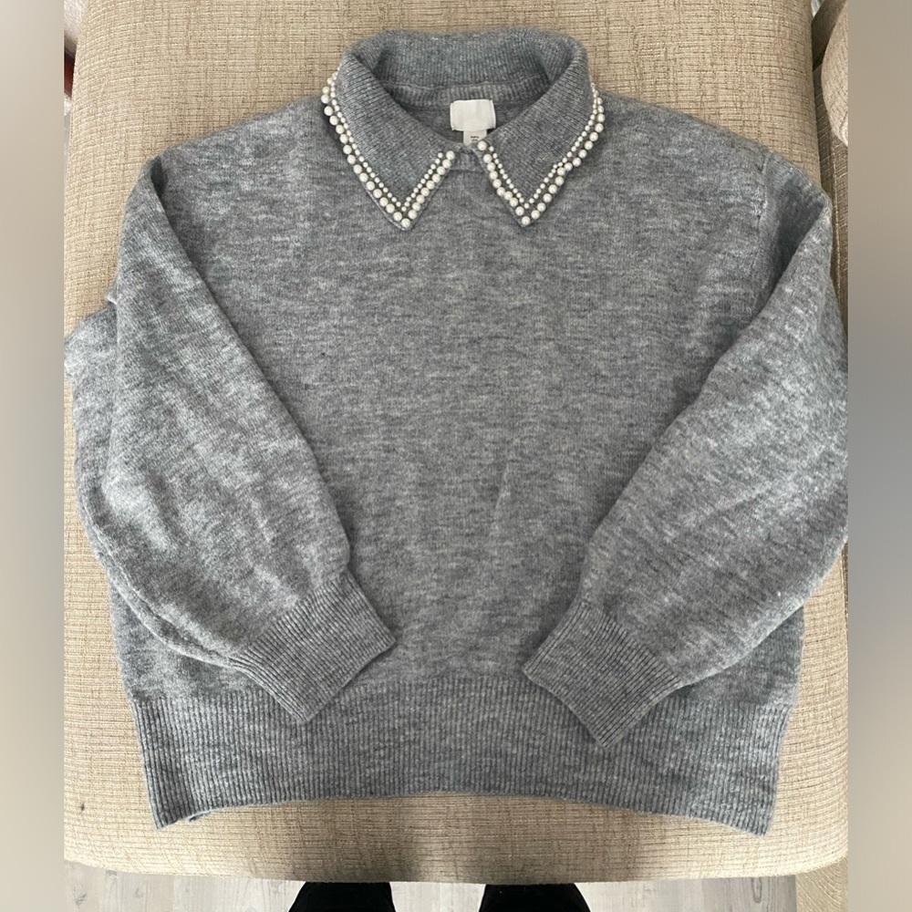 Gray sweater with a Pearl collar
